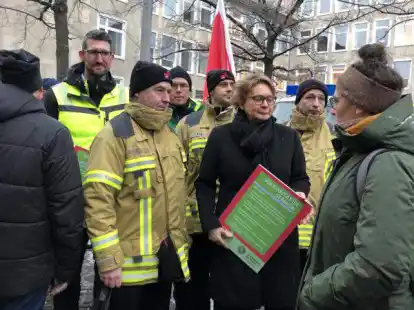 Nimmt einen Katalog mit Forderungen von Vertretern der Gewerkschaften GdP und Verdi entgegen: Innenmisterin Daniela Behrens (Mitte, SPD) vor dem Nieders&auml;chsischen Landtag in Hannover.
