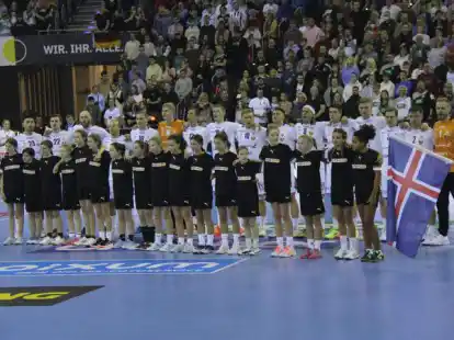 Davon werden sie noch in vielen Jahren erz&auml;hlen: Die weibliche D-Jugend der JMSG SF Larrelt/TuS Pewsum als Einlaufkinder vor den Spieler der isl&auml;ndischen Nationalmannschaft in Hannover im Handball-Testspiele Deutschland gegen Island.