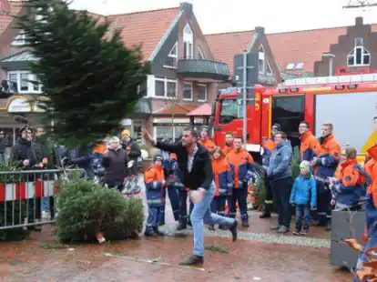 Und weg damit: Das Schredderfest soll Anfang Januar wieder viele Ganderkeseer zum Entsorgen ihrer ausgedienten Weihnachtsb&auml;ume auf den Marktplatz locken. Auch ein Weihnachtsbaum-Weitwurf ist erneut dabei.