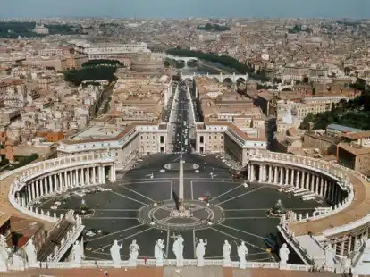 Der Petersplatz und der Vatikan in Rom stehen auch auf dem Reiseprogramm.