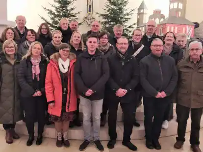 Die gew&auml;hlten Mitglieder beider Gremien nach dem Gottesdienst mit Pfarrer Michael Schiller (vordere Reihe, 2. von rechts).