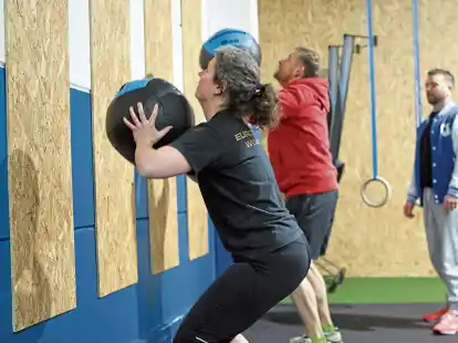Vier Kilo k&ouml;nnen auf Dauer ganz sch&ouml;n schwer sein, wenn sie in drei Metern H&ouml;he 50 Mal an eine Wand geworfen werden sollen.