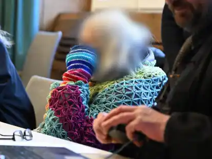 Die Angeklagte sitzt zu Beginn ihres Prozesses in einem Gerichtssaal im Amtsgericht Schw&auml;bisch Gm&uuml;nd. Sie ist wegen Mordes und Brandstiftung mit Todesfolge angeklagt.