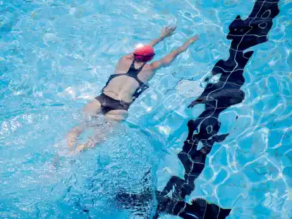 Schwimmen tut dem Nacken gut - allerdings nur dann, wenn man den Kopf nicht die ganze Zeit &uuml;ber Wasser h&auml;lt.
