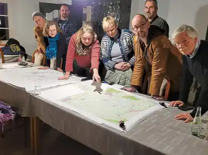 Besch&auml;ftigen sich mit der Energiedrehscheibe in Etzel/Horsten: v. l. Monika Oldenettel, J&ouml;rn Heydinger, Doris Stehle, Stefanie Eilers, Nicole Henkel,  Alexander von Fintel, Arne Harms und Thomas M&ouml;ller Tobiassen.