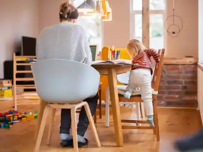 Das Arbeiten von zu Hause aus ist f&uuml;r viele inzwischen normal. Aber ohne eine Kinderbetreuung eine gro&szlig;e Herausforderung.