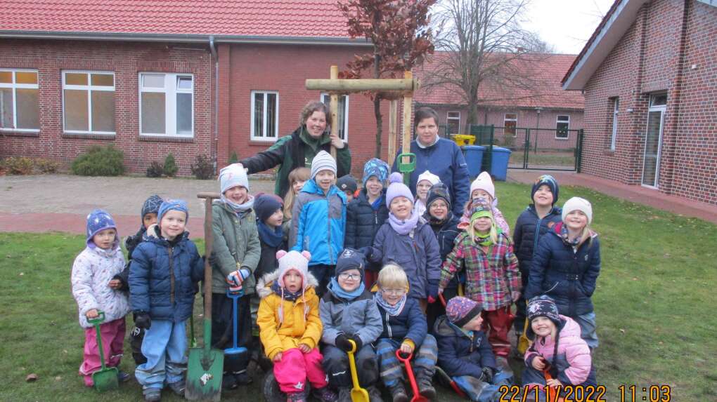 
Gemeinsam mit Kindern des Kindergartens St. Nikolaus wurden zwei Rotbuchen gepflanzt.
Engelmann
