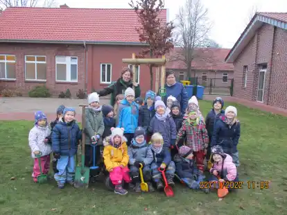 Gemeinsam mit Kindern des Kindergartens St. Nikolaus wurden zwei Rotbuchen gepflanzt.