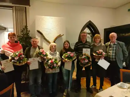 Der scheidende Erste Vorsitzende Rolf Renke (rechts) ehrt sechs der Mitglieder, die seit zehn Jahren dem Verein angeh&ouml;ren (von links): Tanja Schr&ouml;der, Andreas L&ouml;seken, Ute L&ouml;seken, Iris Timmer, Jens Uwe Schulze und Daniela Schulze.