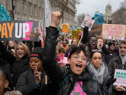 In London sind Zehntausende auf die Stra&szlig;e gegangen.