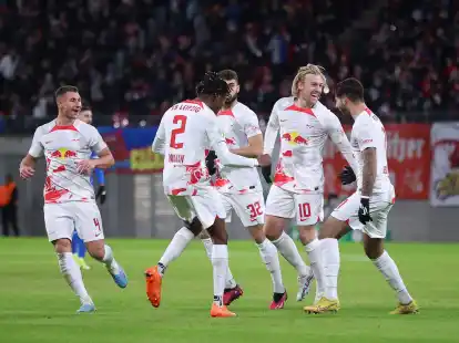 Emil Forsberg (2.v.r) jubelt &uuml;ber sein Tor zum 1:0 f&uuml;r RB Leipzig mit seinen Teamkameraden.