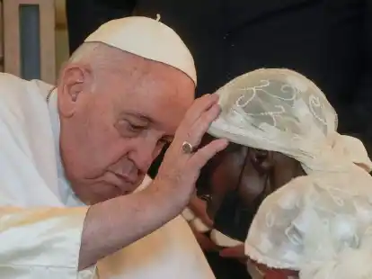 Papst Franziskus hat sich mit Opfern der Gewalt getroffen.