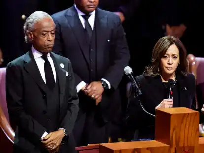 B&uuml;rgerrechtler Al Sharpton (l) und US-Vizepr&auml;sidentin Kamala Harris nehmen an der Trauerfeier f&uuml;r Tyre Nichols teil.