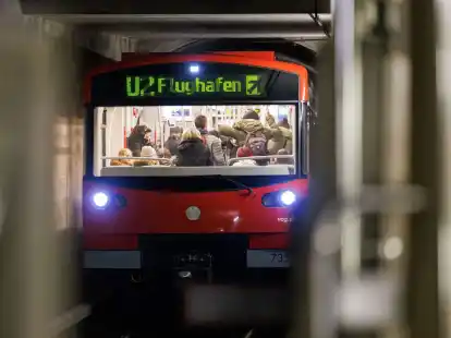 Eine vollautomatische U-Bahn in N&uuml;rnberg f&auml;hrt in einen Bahnhof ein.