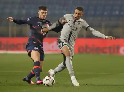 Motpelliers Leo Leroy (l) im Zweikampf mit dem&nbsp;Pariser Kylian Mbappe.