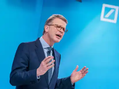 Deutsche-Bank-Vorstandschef Christian Sewing ist zufrieden mit dem abgelaufenen Jahr.