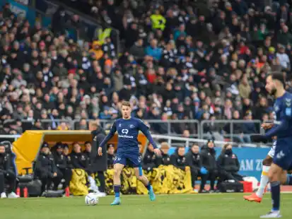 Volle R&auml;nge: Oldenburgs Patrick M&ouml;schl f&uuml;hrt den Ball beim letzten Heimspiel gegen Dynamo Dresden. Gegen die Sachsen waren 8560 Zuschauer im Marschwegstadion.