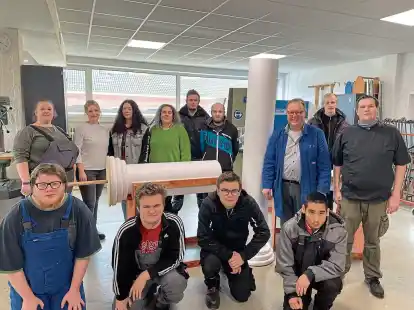 Hier ist genug Platz, um sich kreativ auszuleben: In der Holzwerkstatt arbeiten die  Teilnehmer der Jugendwerkstatt der Volkshochschule Friesland-Wittmund  an S&auml;ulen f&uuml;r ein Theaterst&uuml;ck. 