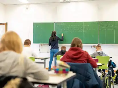 Eine Lehrerin unterrichtet in dieser Klasse. In manchen F&auml;chern gibt es genug Lehrer, in anderen hingegen ist die Versorgung eine Herausforderung.
