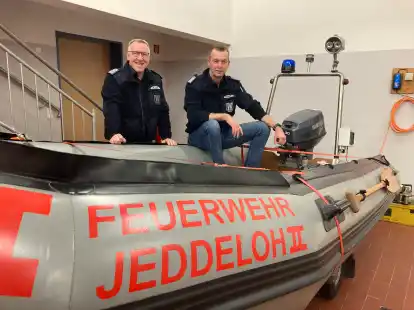 Jederzeit bereit f&uuml;r den Einsatz: Ortsbrandmeister Alf Kruse (rechts) und sein Stellvertreter Heiko Kruse zeigen das Rettungsboot der Ortsfeuerwehr Jeddeloh II.
