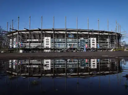 Hauptversammlung der Fu&szlig;ball AG des Hamburger SV. Das Volksparkstadion spiegelt sich in einer Pf&uuml;tze auf dem Parkplatz vor dem Stadion.