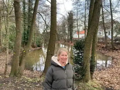 Schlossgartenchefin Trixi Stalling hat die B&auml;ume mit einem gelben Punkt markieren lassen, die an der Pferdetr&auml;nke gef&auml;llt werden m&uuml;ssen.