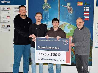 Rauan Daud, Thorge Schimkus, Sjut Leuchtenberger mit  Klaus Kuhweide von der Tafel.