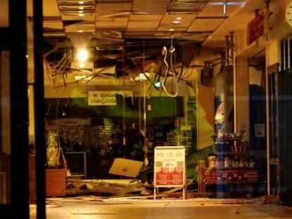 Nach der Geldautomatensprengung: Mitarbeiter der Polizei bei der Spurensicherung.