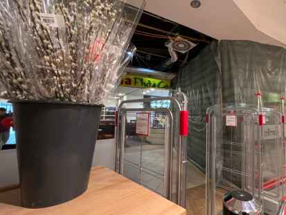 Wenige Tage nach der Geldautomatensprengung: Im Einkaufscentrum ist der Tatort mit dunklen Planen verh&auml;ngt.