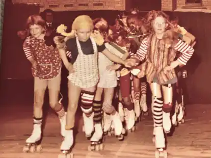 Bei einer Veranstaltung des RSC 1978: Dagmar Schilase (links) bei ihrem ersten Show-Auftritt und daneben Petra Mescher als Pippi Langstrumpf, Tochter der Erz&auml;hlerin.