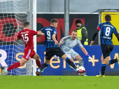 Paderborns Marvin Pieringer (2.v.l.) erzielt das Tor zum 1:0