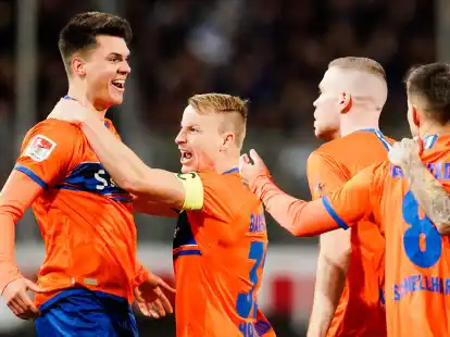 Darmstadts Torsch&uuml;tze Mathias Honsak (l) jubelt mit Teamkollegen &uuml;ber das 1:0 gegen den SV Sandhausen.
