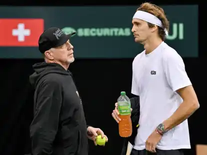 Der ehemalige Tennisprofi Boris Becker (l) und Alexander Zverev stehen beieinander.