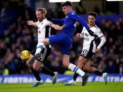 Chelseas Kai Havertz (M) im Zweikampf mit Fulhams Tim Ream (l).