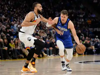 Orlandos Moritz Wagner (r) zieht gegen Minnesotas Rudy Gobert zum Korb.