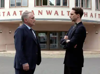 Kriminalhauptkommissar Vincent Ross (r) befragt den Insolvenzverwalter Udo Schick.