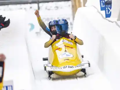 Kim Kalicki und Leonie Fiebig jubeln beim Zieleinlauf.
