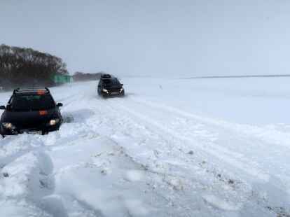 Ein Auto ist auf der Stra&szlig;e zum Flughafen in Pograd in der Slowakei im Schnee stecken geblieben.