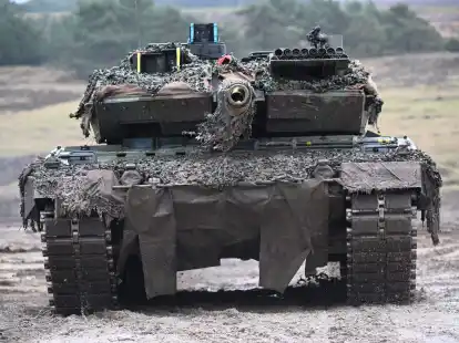 Die Bundesregierung will 14 Kampfpanzer vom Typ Leopard 2A6 an die Ukraine liefern.