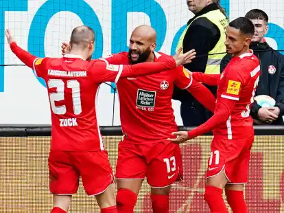 Kaiserslauterns Torsch&uuml;tze Terrence Boyd (M) jubelt mit Kenny Prince Redondo (r) und Hendrick Zuck &uuml;ber das Tor zum 2:1.