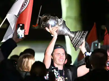 Der deutsche Hockey-Kapit&auml;n Mats Grambusch (M) traut seinem Team einen weiteren gro&szlig;en Sieg zu.