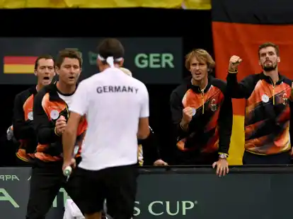 Die Deutsche Bank um Alexander Zverev (2.vr) jubelt Daniel Altmaier (vorn) w&auml;hrend des Spiels gegen den Schweizer Wawrinka zu.