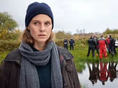 Ann Kathrin Klaasen (Picco von Groote) steht an der Stelle im Moor, an der die Leiche von Jule Freytag geborgen wurde - eine Szene aus &bdquo;Ostfriesenmoor&ldquo;.
