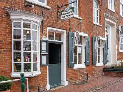 Soll auch weiterhin verkauft werden: &bdquo;Poppinga&rsquo;s Alte B&auml;ckerei&ldquo; mitten im Greetsieler Ortskern.