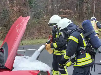 Am Kreisel in Upjever geriet aus noch unklarer Ursache am Samstagmorgen ein Pkw in Brand. Die Feuerwehr Schortens r&uuml;ckte an.