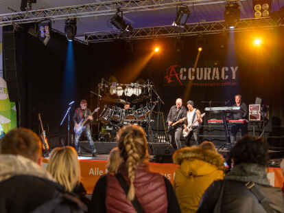 Die Emder Band &bdquo;Accuracy&ldquo; spielte direkt nach der offiziellen Er&ouml;ffnung am Abend.