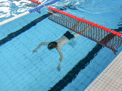 Auch unter Wasser bewiesen die DLRG-Mitglieder ihr K&ouml;nnen.