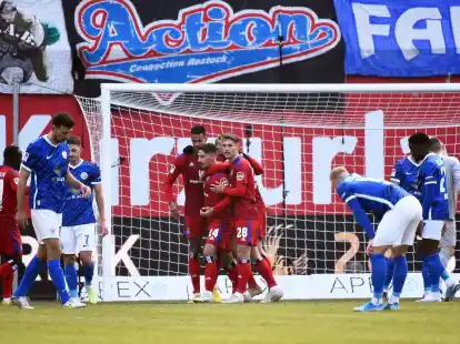 Hamburgs Ludovit Reis (M, Nr.14) jubelt nach seinem Tor zum 1:0 gegen Hansa Rostock mit seinen Teamkollegen.