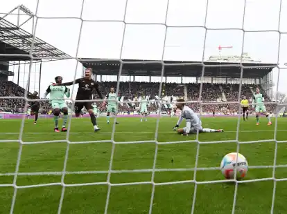 St. Paulis Lukas Daschner (2.v.l.) trifft zum 1:0 gegen Hannovers Torwart Ron-Robert Zieler.