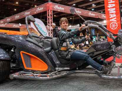 Motorradmesse 2023 &ndash; Ramona Niemz auf einem Boom Lowrider